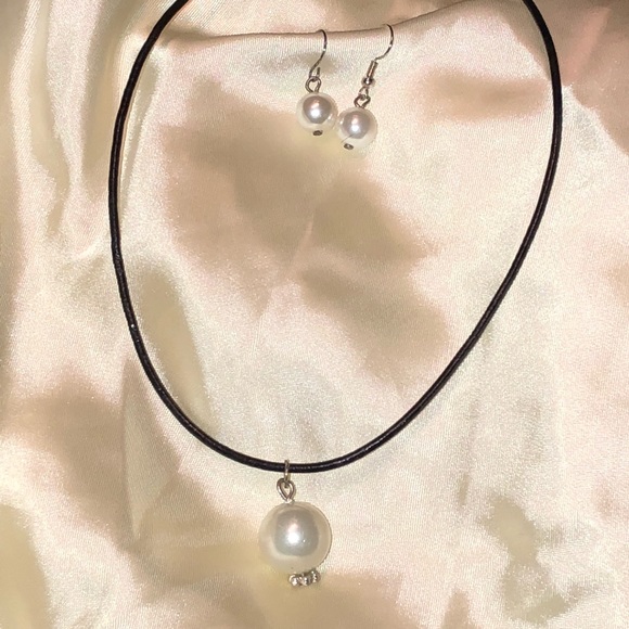 Faux pearl pendant on leather necklace & earrings - Picture 1 of 8